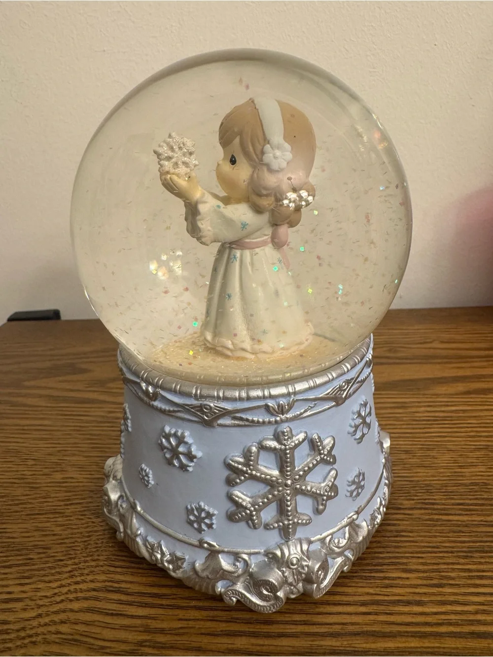 Precious Moments Musical Snow Globe Angel with Snowflake 121103 No Bubbles Clear